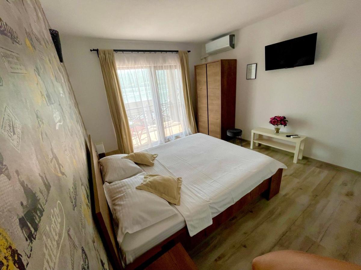 Mustaciosul Dunarii Hotell Ieşelniţa Exteriör bild