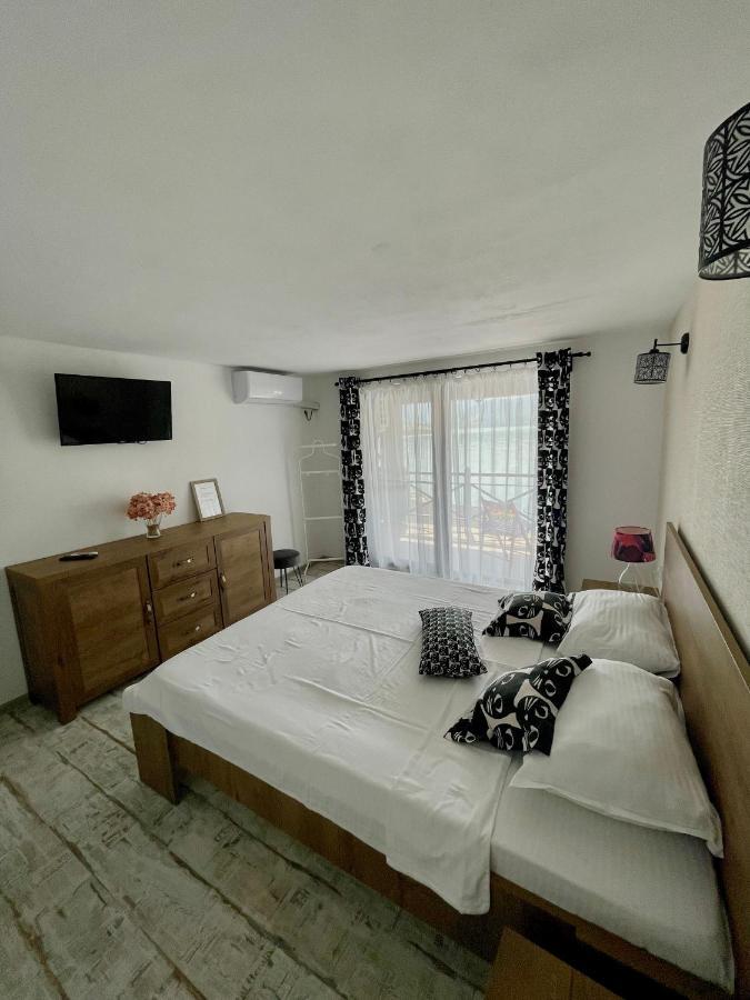 Mustaciosul Dunarii Hotell Ieşelniţa Exteriör bild